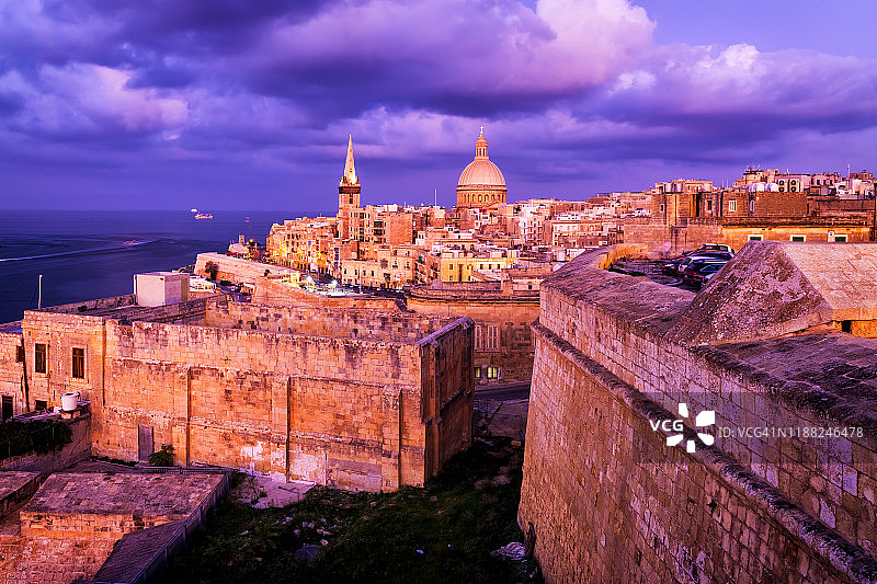 马耳他瓦莱塔老城夜景，含圣保罗大教堂和马尔萨梅谢特港图片素材