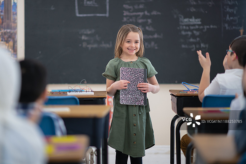 向班级展示的白人小女孩图片素材