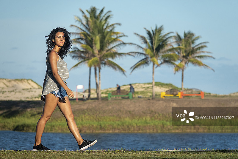 在公园里散步的巴西女孩图片素材