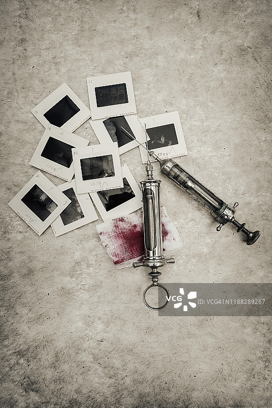 旧仪器：注射器与宝丽来图片素材