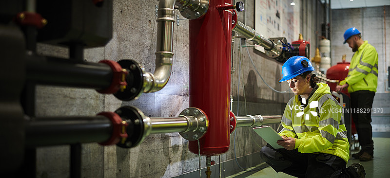 在汽轮机房里的女工程师图片素材