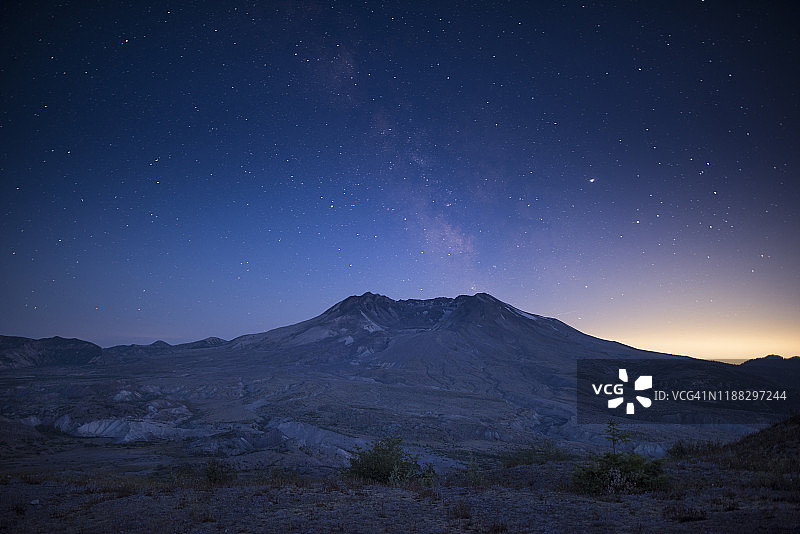 圣海伦斯山上空的银河图片素材