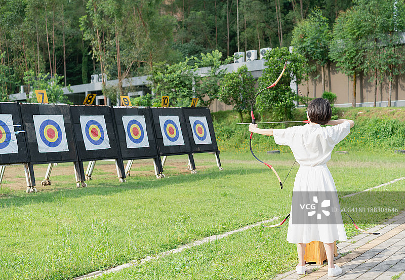 亚洲女人练习射箭图片素材
