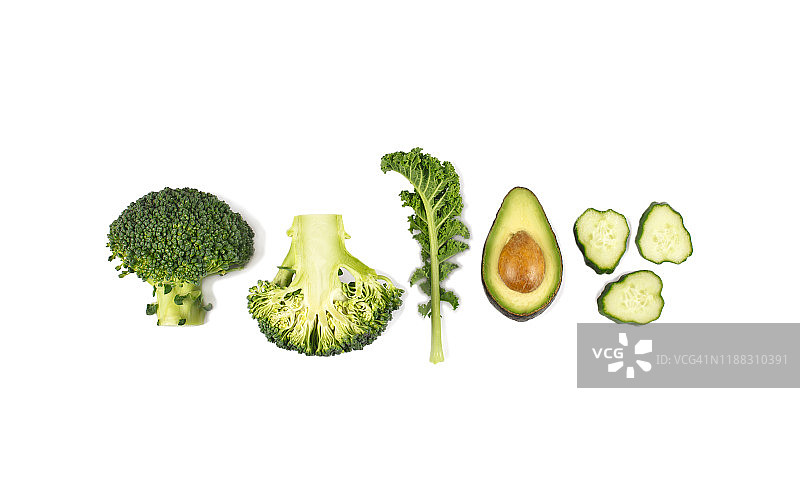 白色背景上分离的新鲜绿色蔬菜。平放。食物概念图片素材