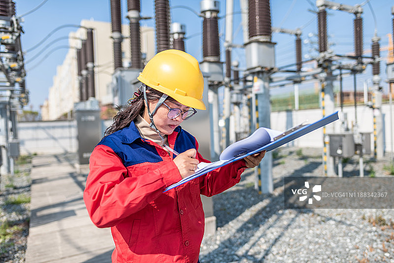 电力工程师在变电站检查电气设备图片素材