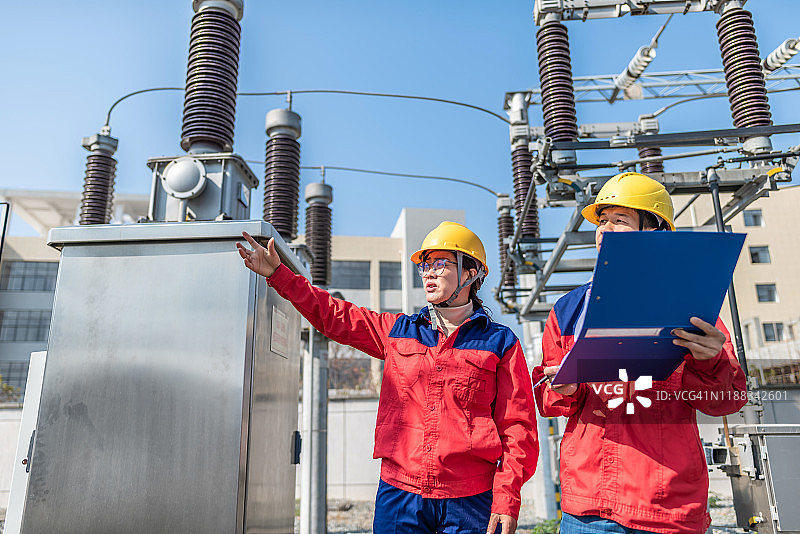 电力工程师在变电站检查电气设备图片素材