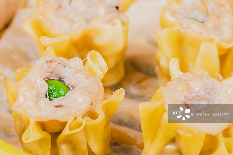 竹蒸笼里的猪肉烧卖图片素材