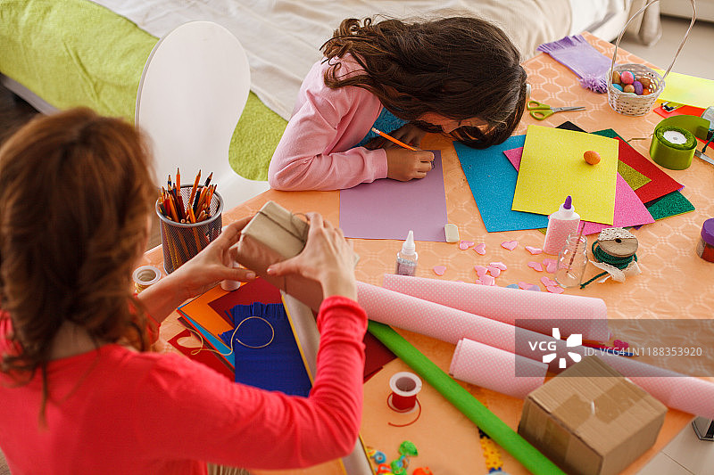 母女在家包装礼物和做手工图片素材