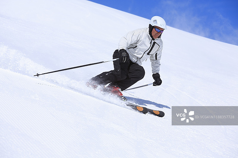 业余滑雪爱好者：阳光明媚的滑雪胜地，男子在意大利阿尔卑斯山滑雪图片素材