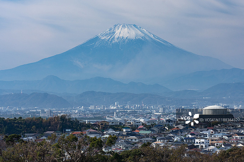 雪盖富士山与日本神奈川县住宅区图片素材