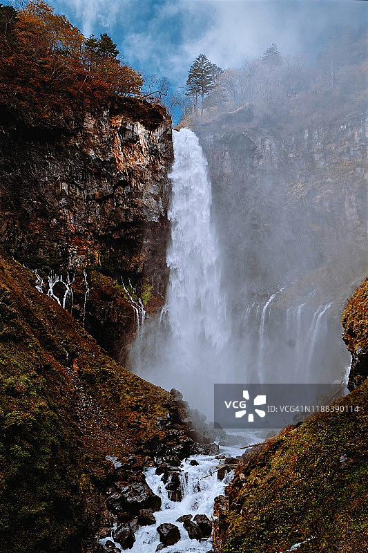 日本日光国家公园中禅寺湖的华严瀑布秋景图片素材