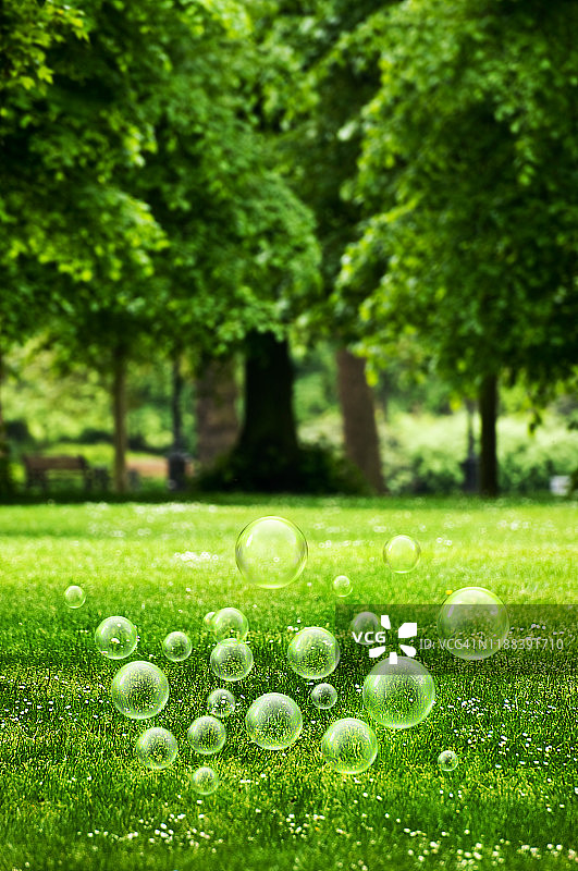 夏季公园泡泡图片素材