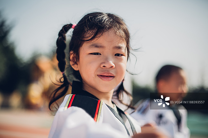小女孩练习空手道图片素材