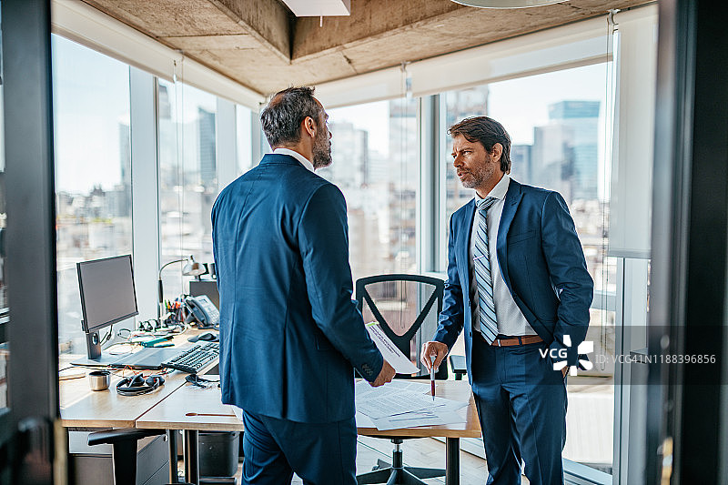 办公室里的中年商人图片素材