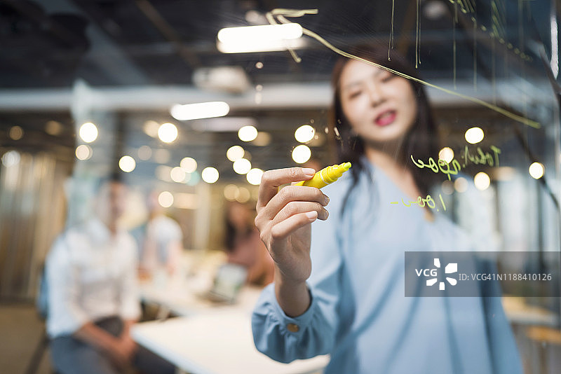 绘制图表以使她的计划可视化图片素材