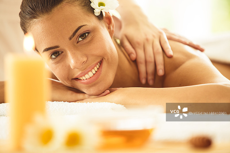 年轻女人在水疗中心按摩图片素材