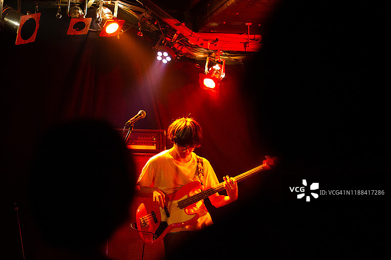 乐队在舞台上表演图片素材