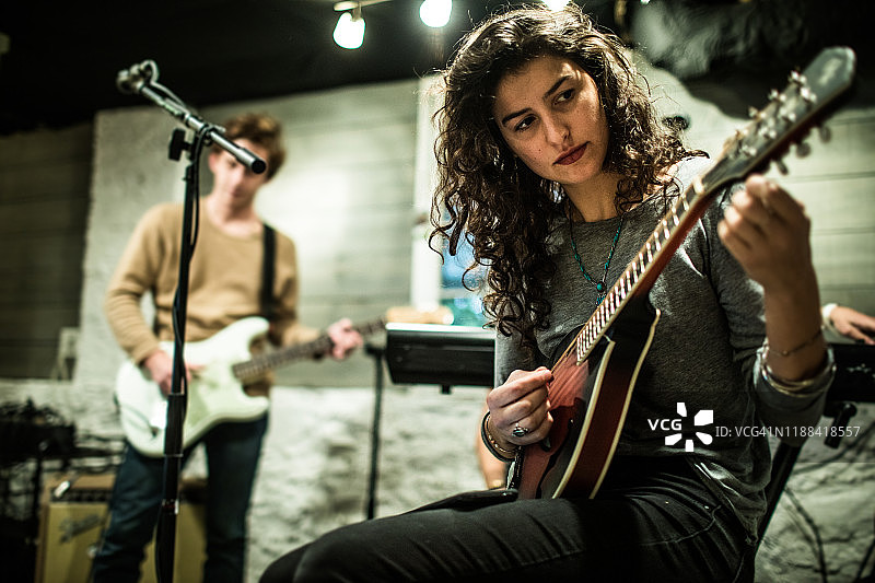 年轻女音乐家调音曼陀林图片素材