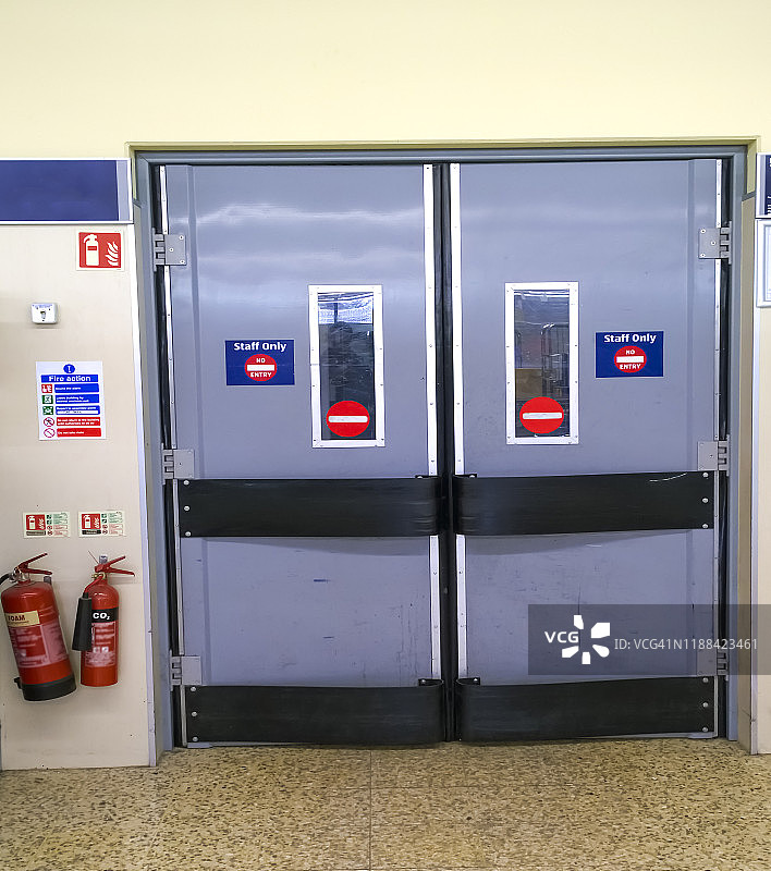 超市内的防火紧急出口图片素材