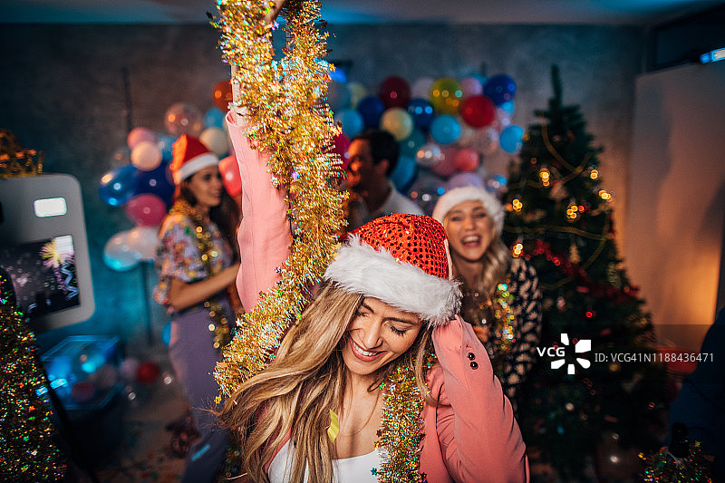 快乐的朋友们庆祝新年图片素材