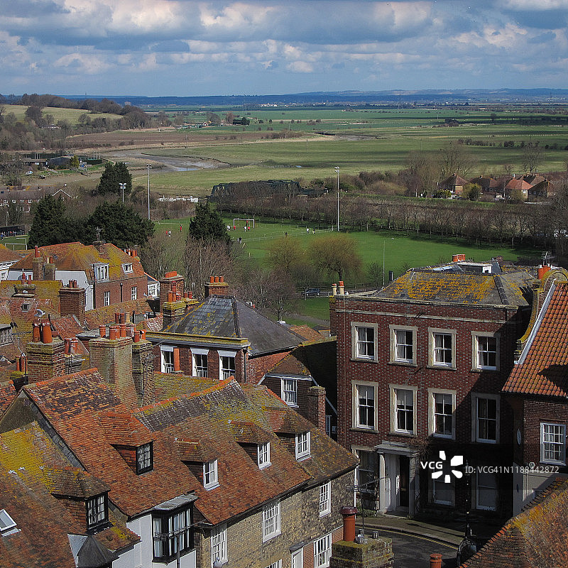 绿色乡村中的古朴村庄图片素材