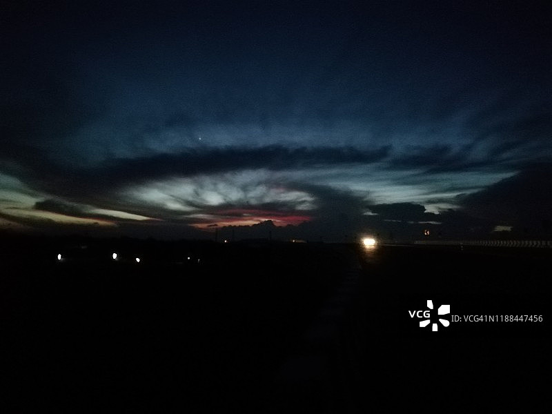 美丽的夜光云彩图片素材