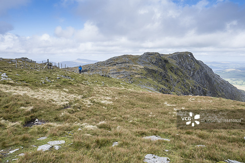 白人男子在斯诺登尼亚阿兰·福德威山顶步道上行走图片素材