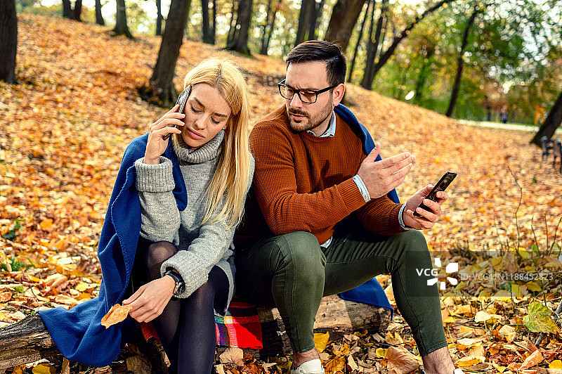 吵架不说话的年轻夫妇图片素材