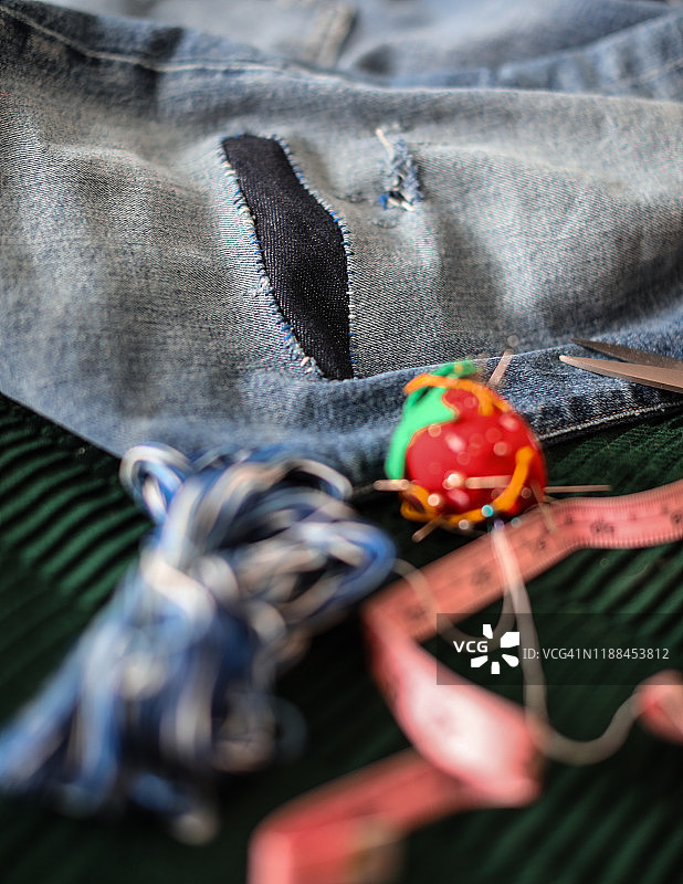 手工修补蓝色牛仔裤图片素材