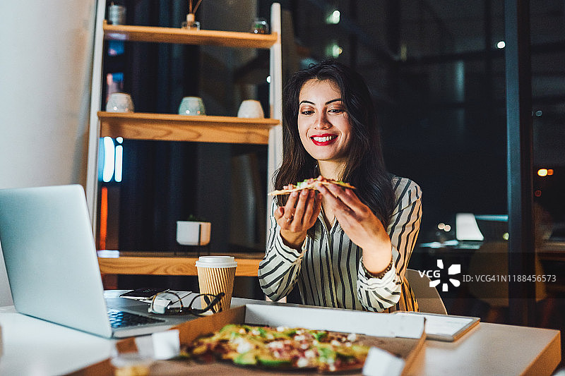 有什么比美味的披萨更令人激动吗？图片素材