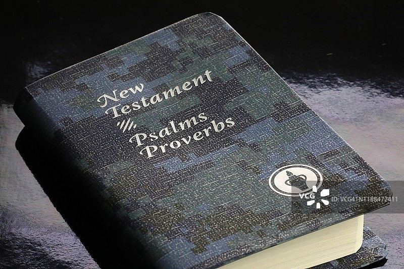 迷彩伪装的基督教圣经图片素材