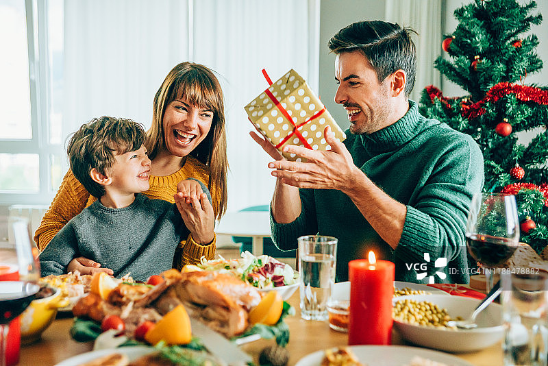 父母给孩子送圣诞礼物图片素材