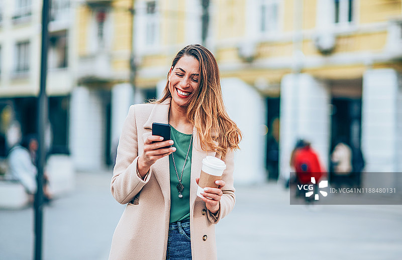 在户外发短信的优雅美丽女人图片素材