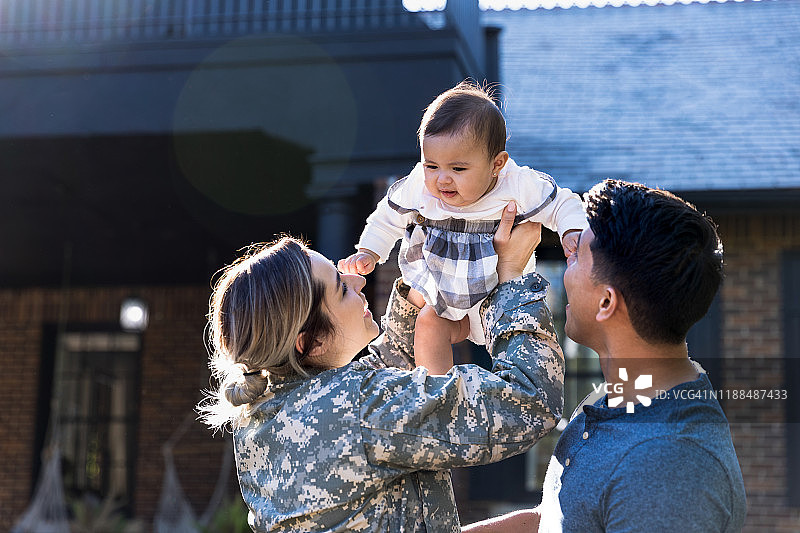 女兵抱着女儿图片素材