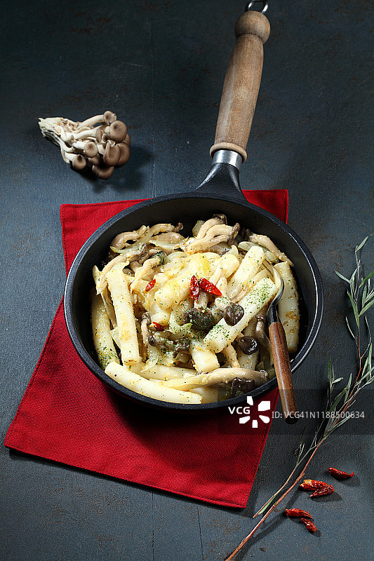 用年糕制作的蒜香橄榄油意面图片素材