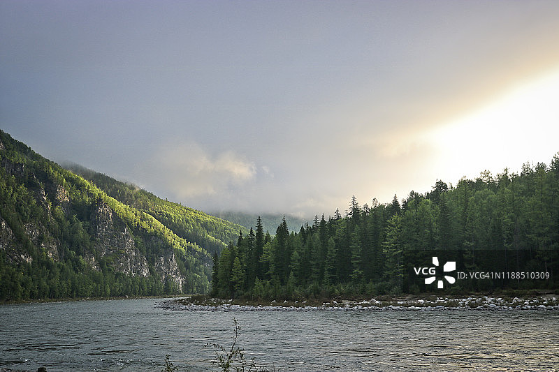 西伯利亚山区河流景观——山间溪流，群山之上的黎明，俄罗斯东西萨彦山脉奥卡萨彦河图片素材