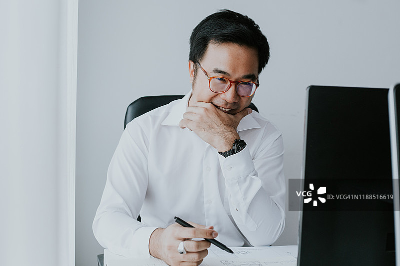 在办公室工作的泰国建筑师肖像图片素材