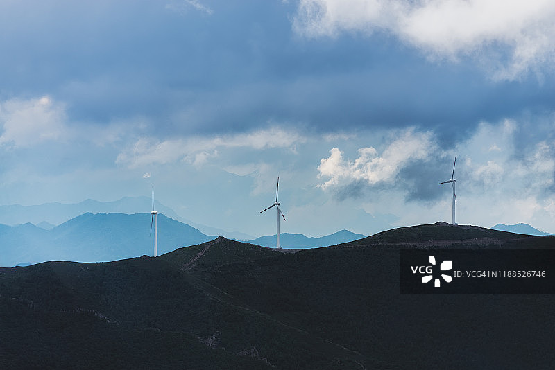山坡上的风力涡轮机图片素材