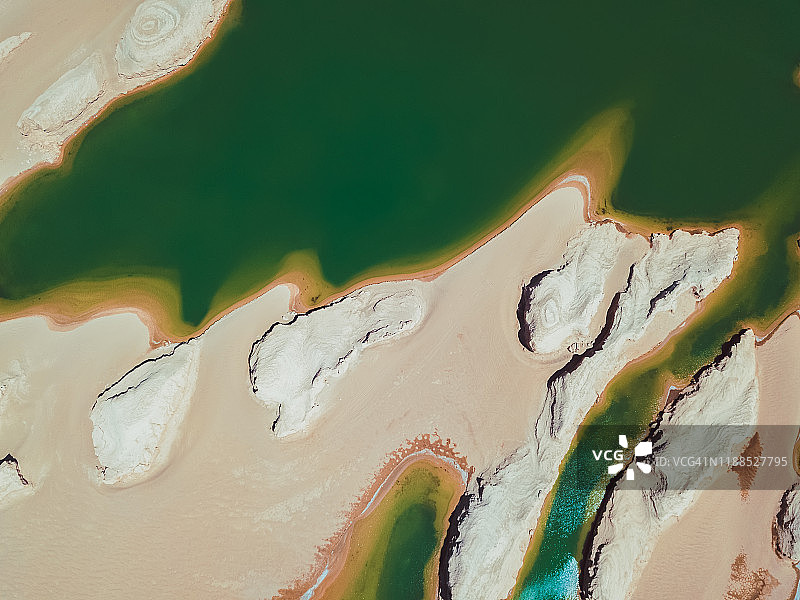 干旱沙漠中的绿色湖泊空中俯瞰图片素材