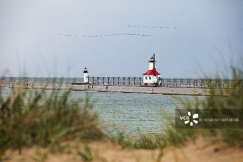 灯塔和码头图片素材