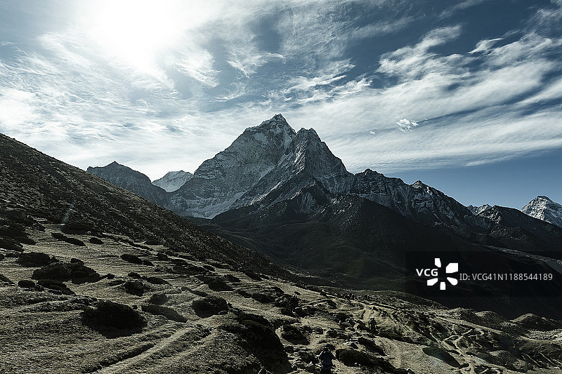 前往珠穆朗玛峰大本营途中，从丁波切村拍摄的阿玛达布拉姆山脊景观，尼泊尔索卢昆布地区图片素材