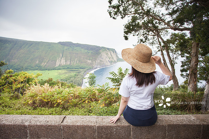 女人欣赏夏威夷岛的海岸风光图片素材