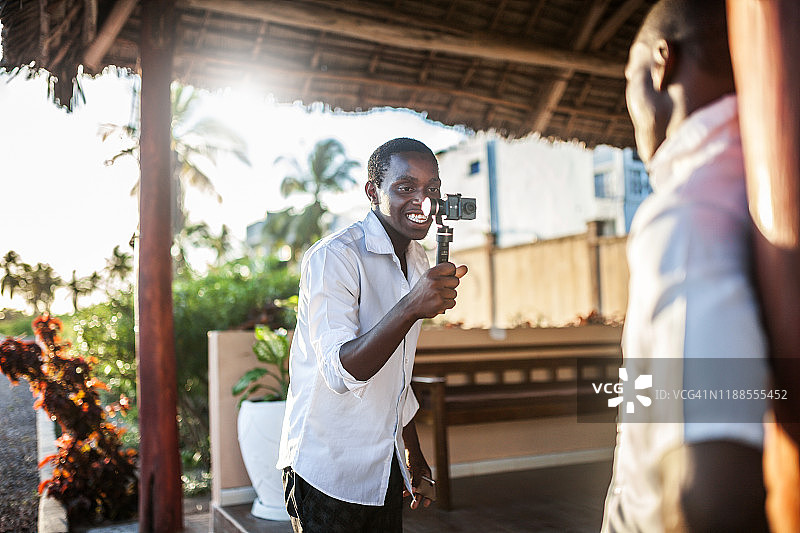 朋友们用广角相机玩耍图片素材