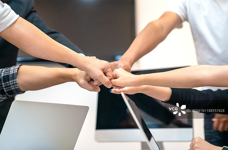 目标达成后的商务人士图片素材