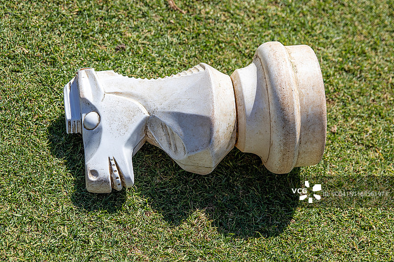 农场院子里被遗弃的国际象棋游戏图片素材