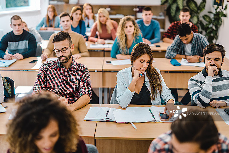 教室里的一大群学生正在上课图片素材