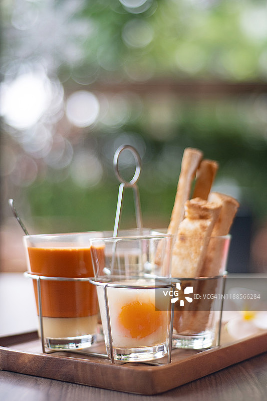 托盘上的泰式早餐图片素材