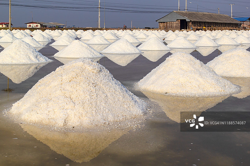 海盐堆（来自天然海水盐场的原始海盐产品，在发送给工业消费者之前的最后准备过程）图片素材