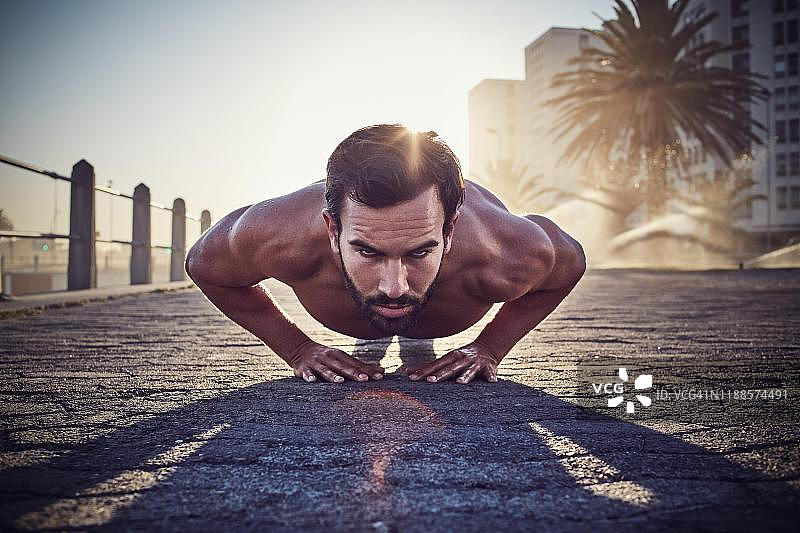 年轻人在南非开普敦进行户外运动和体操训练，做俯卧撑图片素材
