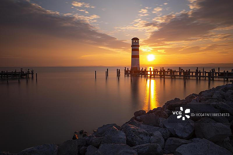 日落时分的灯塔,Podersdorf am See,Lake Neusiedl,Burgenland,奥地利图片素材